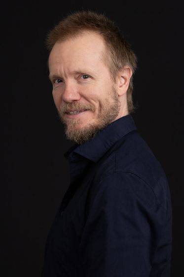 Matti Boustedt, three-quarter studio portrait in navy shirt